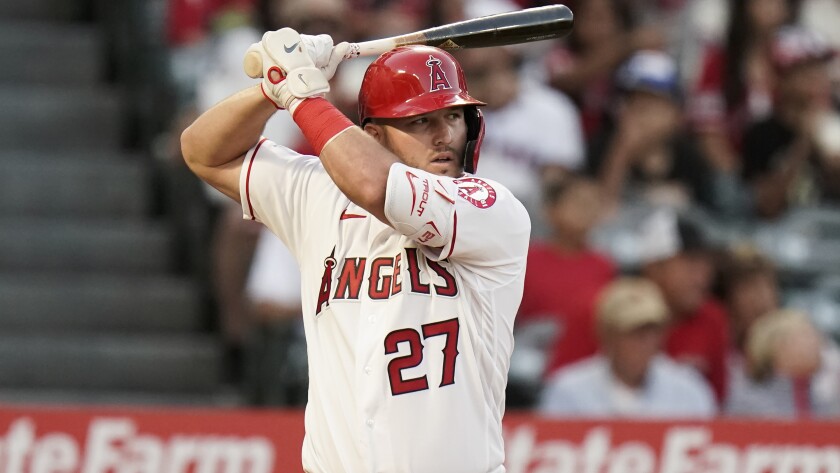 Mike Trout des Los Angeles Angels se tient dans la boîte d'un frappeur lors de la troisième manche d'un match de baseball contre les Astros de Houston