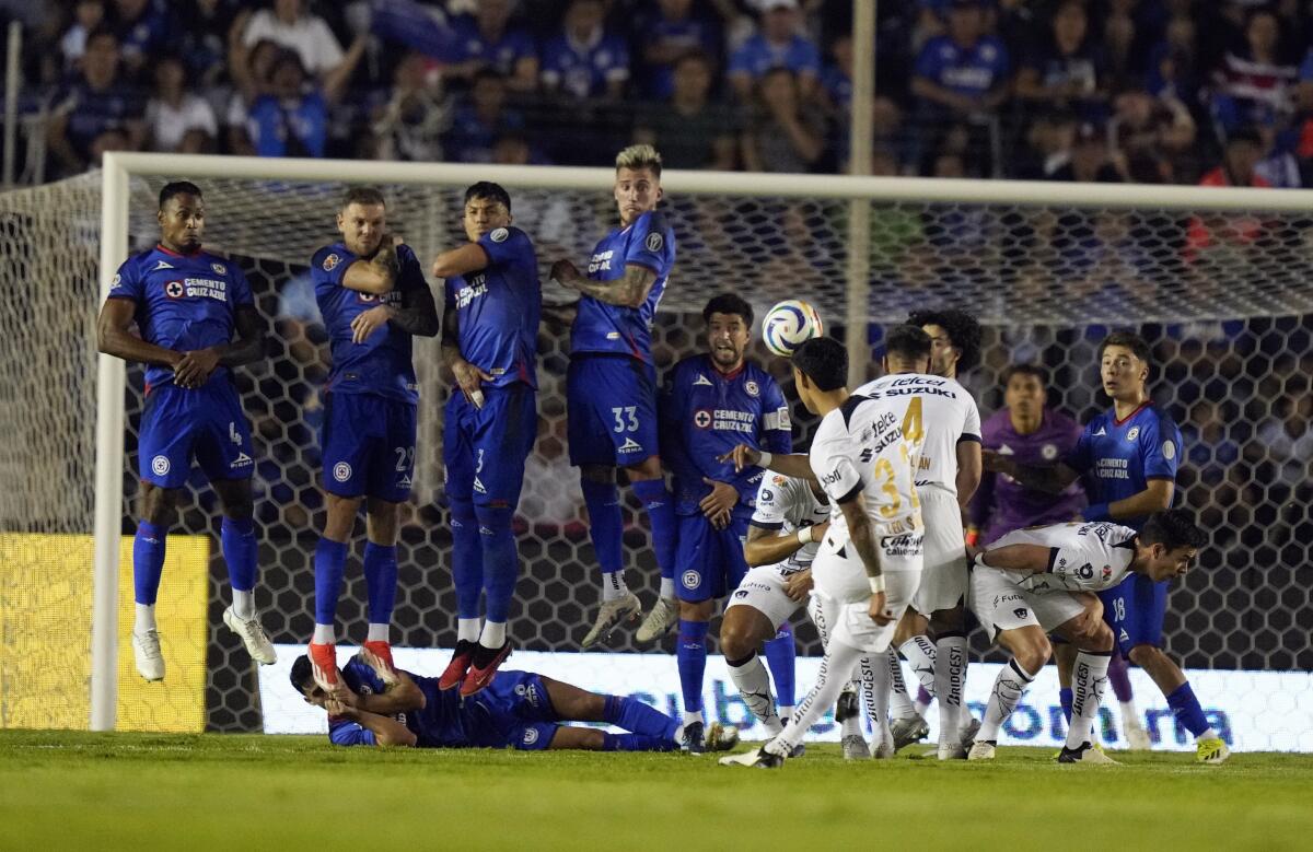 Pumas' Leonardo Suárez (32) takes an unsucc