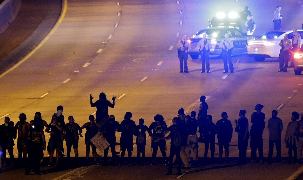 Numerosos manifestantes bloquean la interestatal 277 durante la tercera noche de movilizaciones el jueves 22 de septiembre de 2016 en Charlotte, North Carolina. (AP Foto/Gerry Broome)