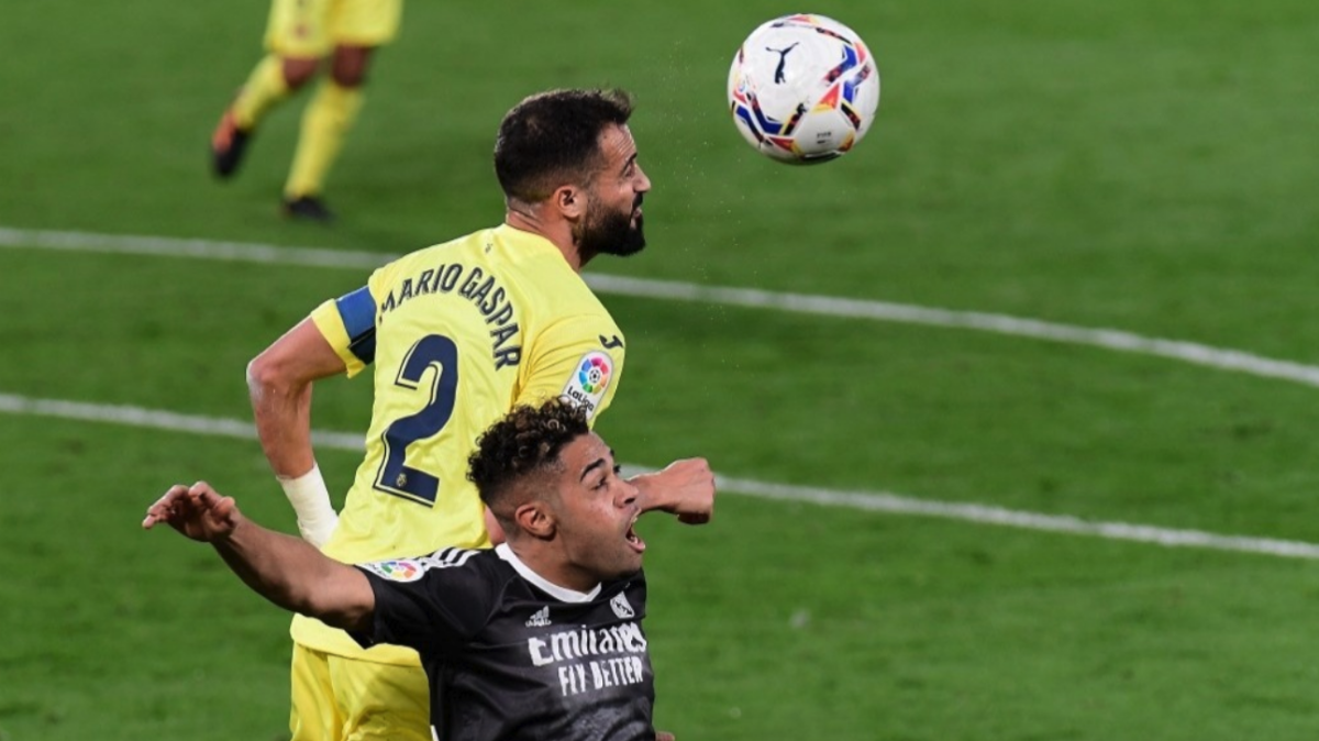 Mario Gaspar se anticipa a Mariano Díaz, del Real Madrid.
