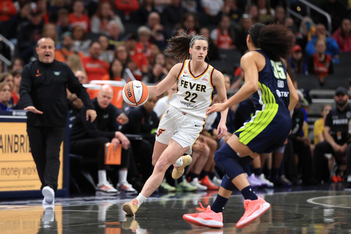Caitlin Clark is OK after injury scare in preseason game - Los Angeles Times