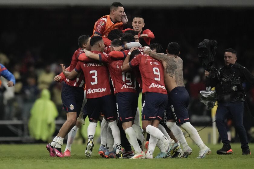 Los jugadores del Guadalajara celebra tras vencer 3-1 al América en las semifinales del torneo Clausura de México, el domingo 21 de mayo de 2023, en el estadio Azteca de la Ciudad de México. (AP Foto/Eduardo Verdugo)