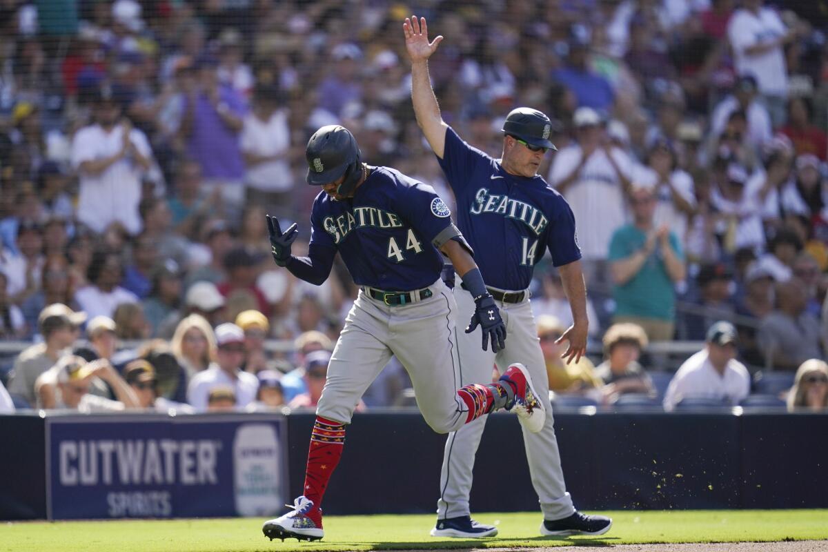 Julio Rodríguez HOMERS in his THIRD straight game! 