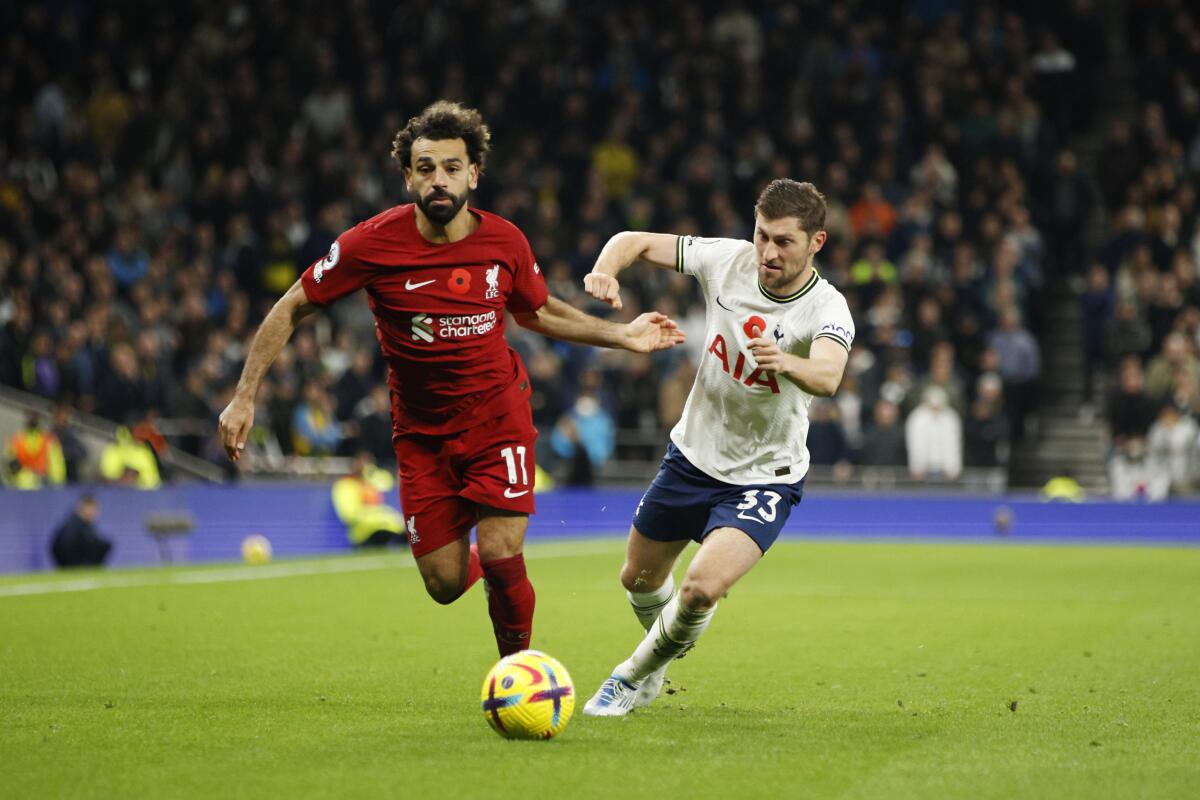Mohamed Salah (izquierda) de Liverpool pugna el balón con Ben Davies de Tottenham