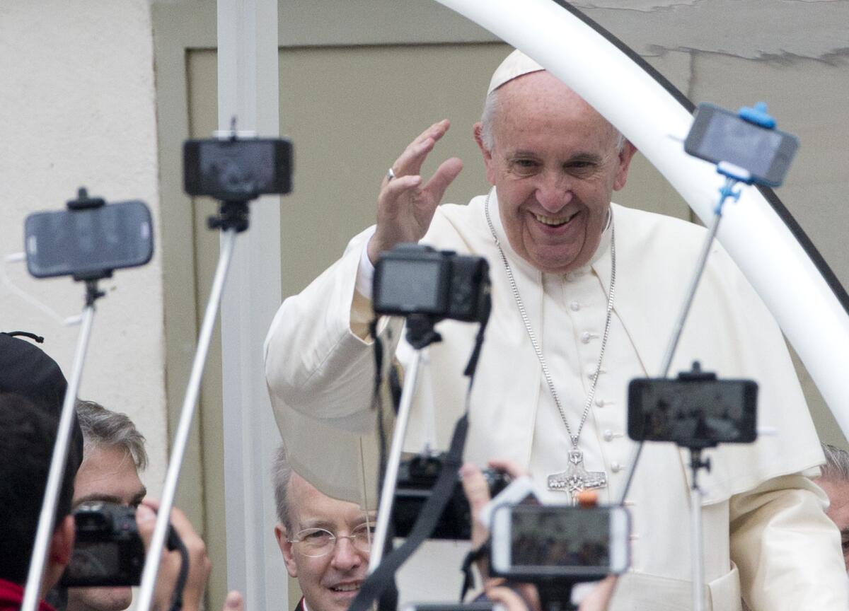 El papa Francisco arriba a su audiencia general semanal en la Plaza de San Pedro en el Vaticano. Francisco criticó fuertemente a sacerdotes y obispos católicos que “difamaron” al arzobispo salvadoreño Oscar Romero.