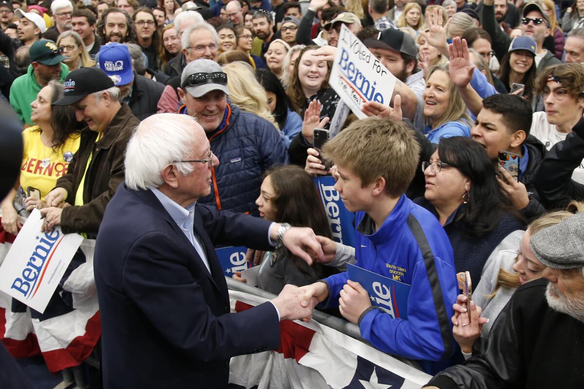 El candidato presidencial demócrata, el senador Bernie Sanders de Vermont, saluda a sus seguidores en un acto de campaña el domingo en Carson City, Nevada.