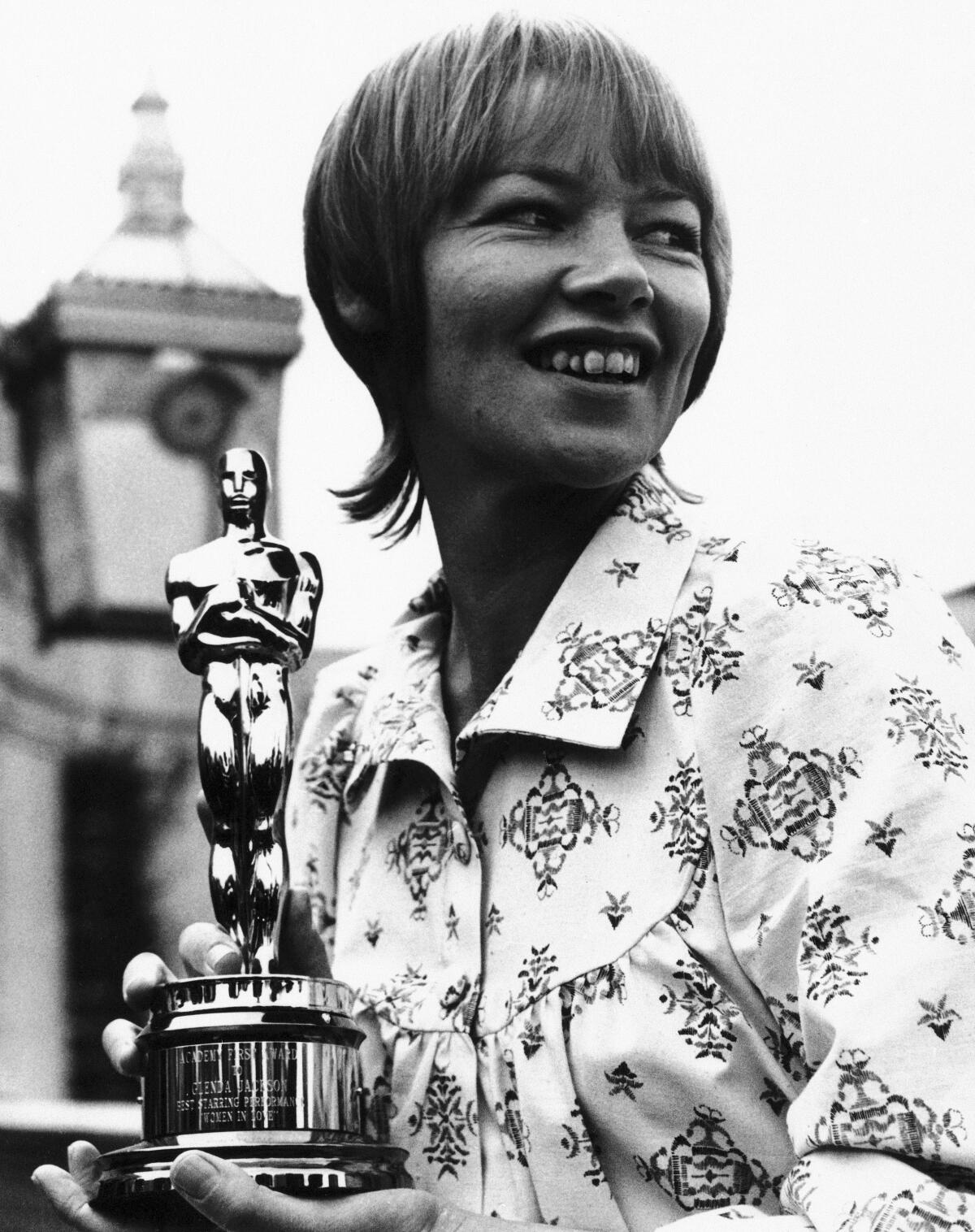 Actor Glenda Jackson holding her 1971 Oscar