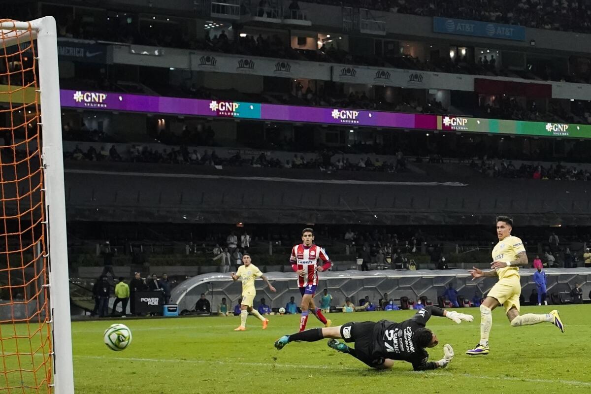 Brian Rodríguez (derecha) anota un gol para el América en el partido contra Atlético San Luis