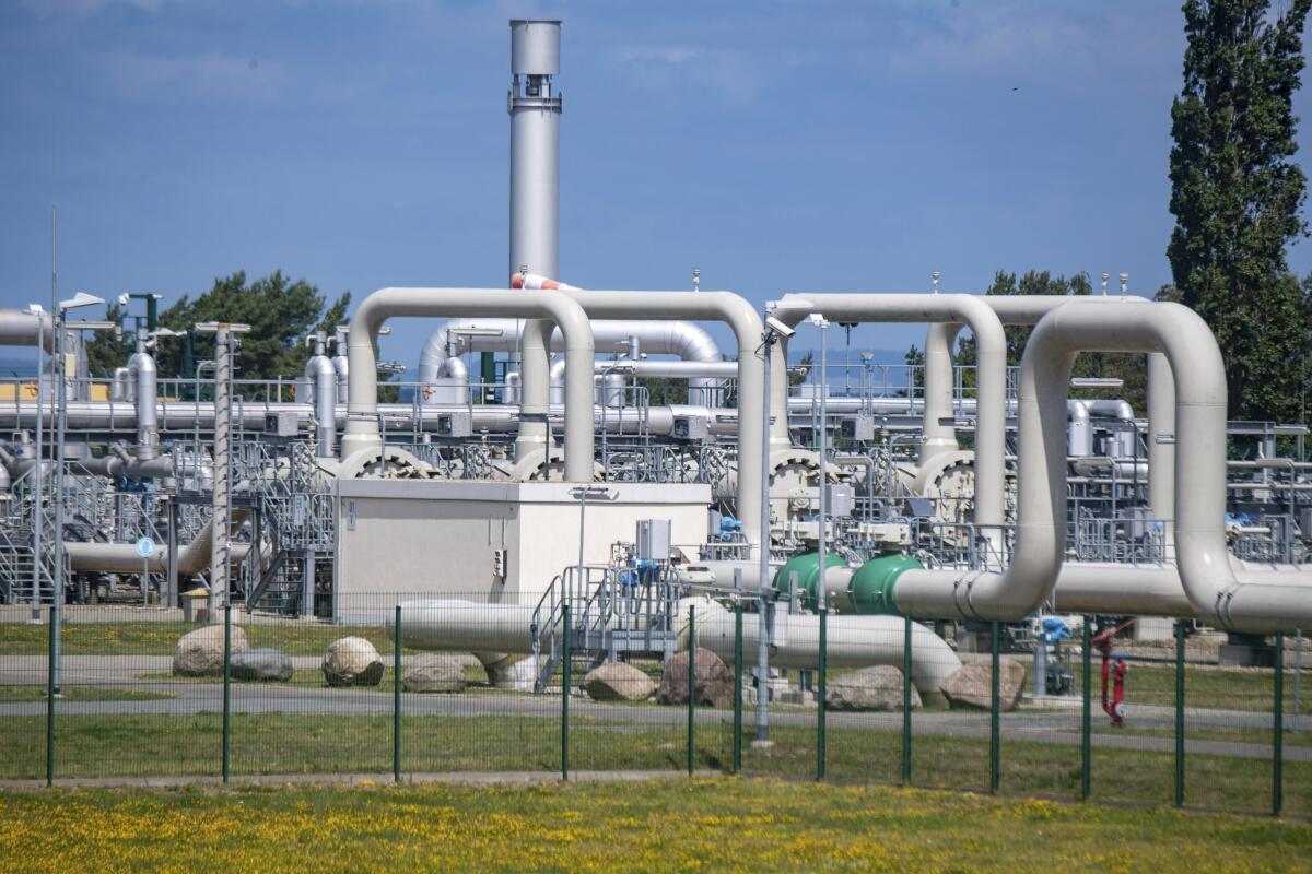 Archivo - Sistemas de tuberías y válvulas en una estación receptora de gas del gasoducto Nord Stream 1