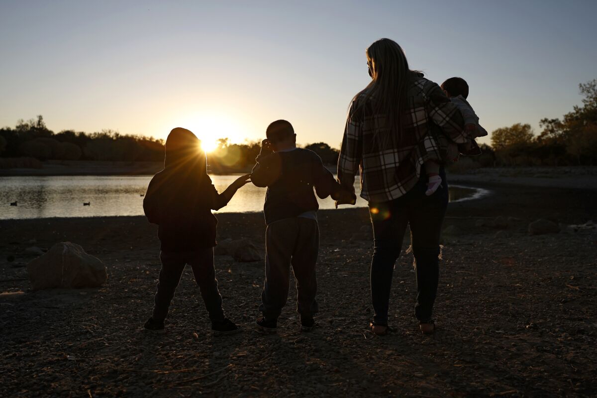 Allison avec ses enfants dans un parc de San Jose.