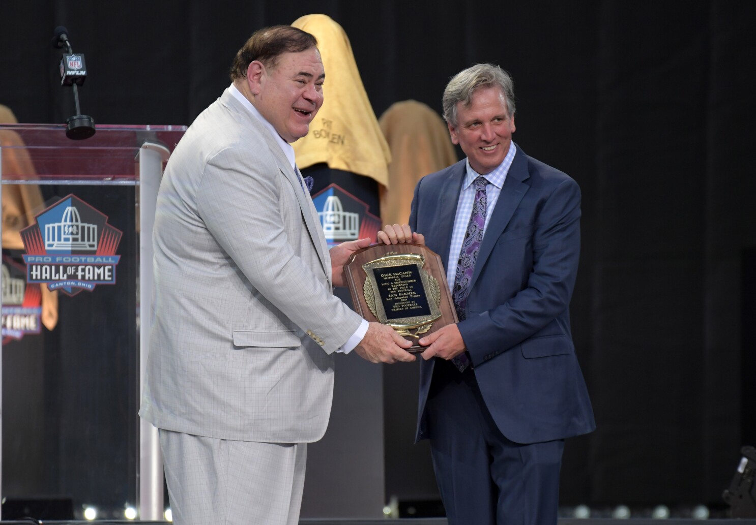 Sam Farmer Honored At Pro Football Hall Of Fame Enshrinement Los Angeles Times