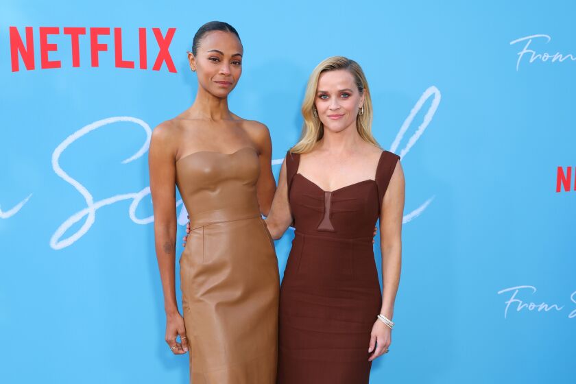 Zoe Saldaña y Reese Witherspoon asisten a la proyección especial From Scratch de Netflix en Netflix Tudum Theatre el 17 de octubre de 2022 en Los Ángeles, California.