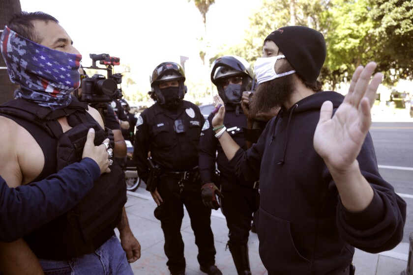 Left, obranca proti vaxom, zdieľa pár slov s podporovateľom očkovania.