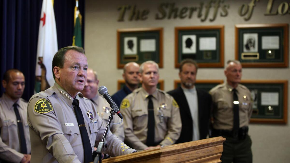Jim McDonnell, Sheriff del condado de Los Ángeles, visto aquí en mayo, dijo el sábado que había relevado de sus labores a 10 trabajadores de la cárcel. ()