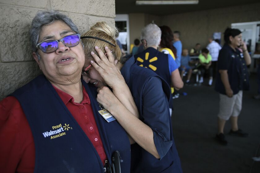 Empleados de Walmart reaccionan después de un tiroteo en la tienda de El Paso el 3 de agosto.