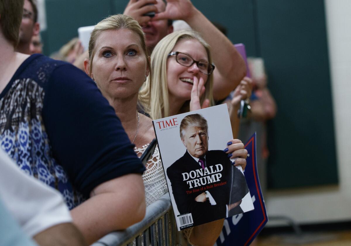 Seguidores escuchaan al candidato republicano Donald Trump en Windham, New Hampshire, 6 de agosto de 2016. (AP Foto/Evan Vucci)