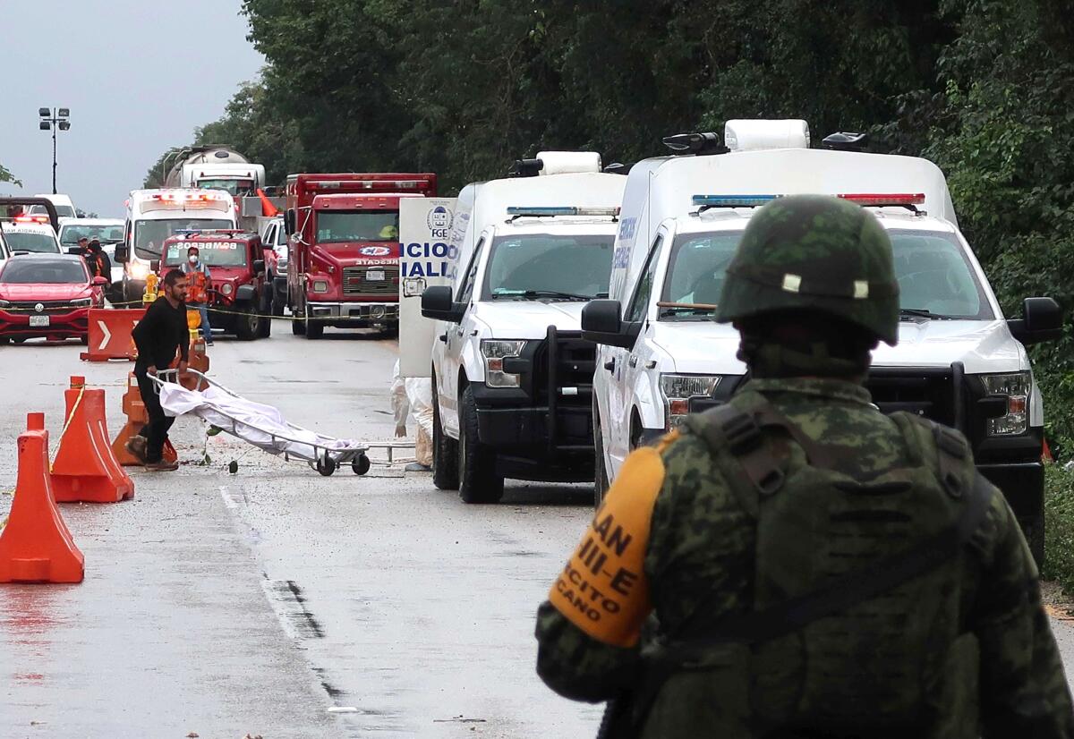 Autoridades rebajan a 8 la cifra de muertes en choque de autobús en México
