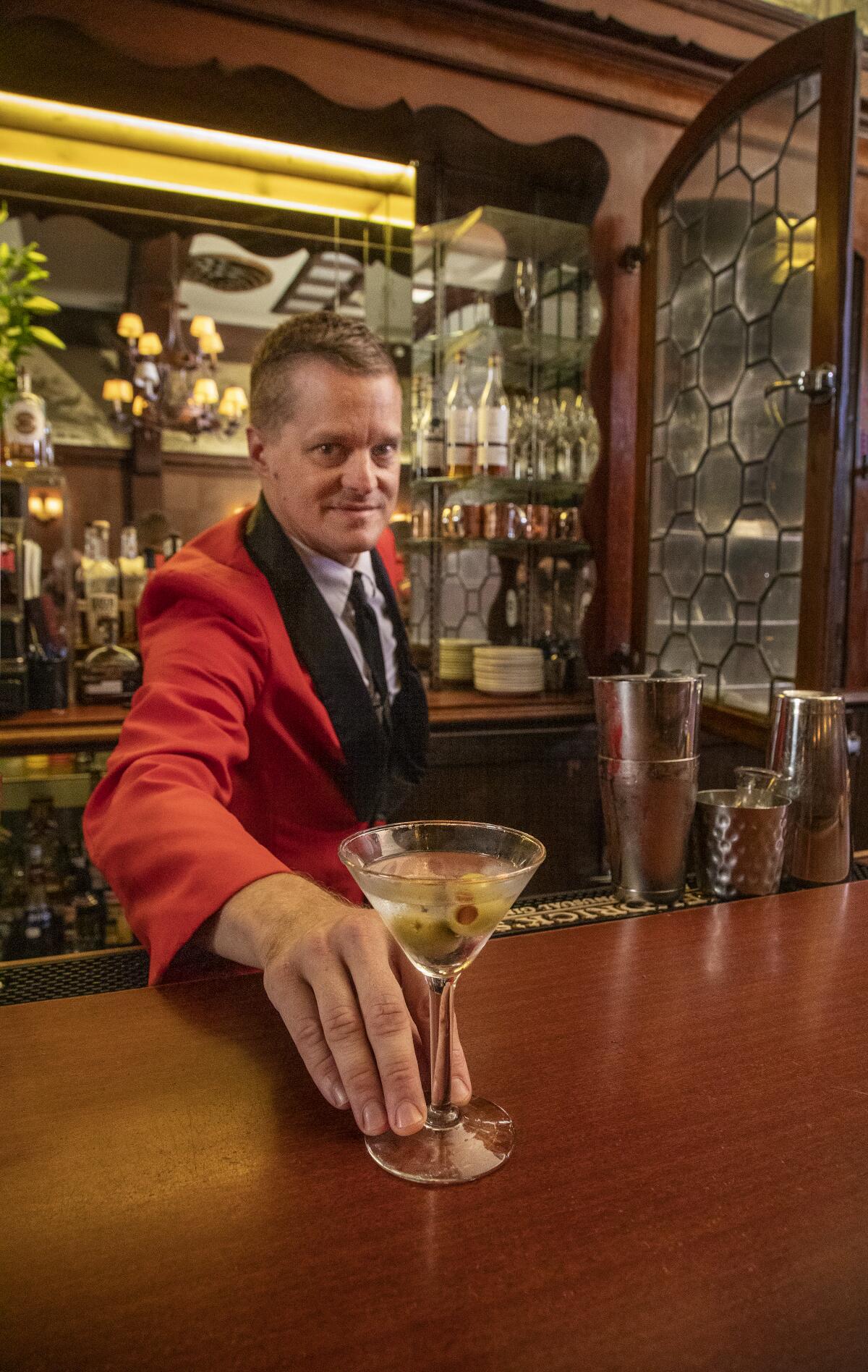 El barman Graham Miller sirve un clásico Musso & Frank Martini en 2019. 
