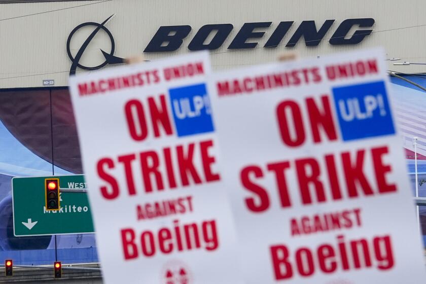 Trabajadores de Boeing sostienen letreros de huelga durante una protesta luego de que miembros sindicales rechazaron una oferta de contrato, el domingo 15 de septiembre de 2024, cerca de la fábrica de la compañía en Everett, Washington. (AP Foto/Lindsey Wasson)