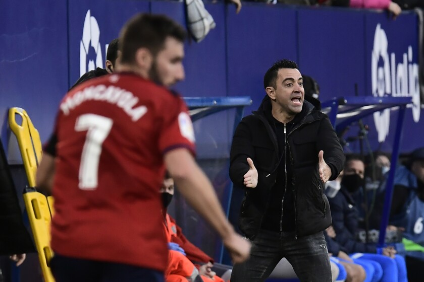 El técnico del Barcelona Xavi Hernández durante el partido contra Osasuna por la Liga española, el domingo 12 de diciembre de 2021. (AP Foto/Alvaro Barrientos)
