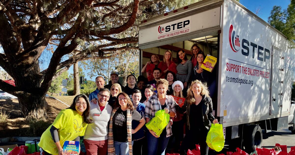 Die örtliche Maklerin Sharon Anderson und ihre Kollegen spenden 6,5 Tonnen Lebensmittel, um Militärfamilien zu helfen Die örtliche Maklerin Sharon Anderson und ihre Kollegen spenden 6,5 Tonnen Lebensmittel, um Militärfamilien zu helfen