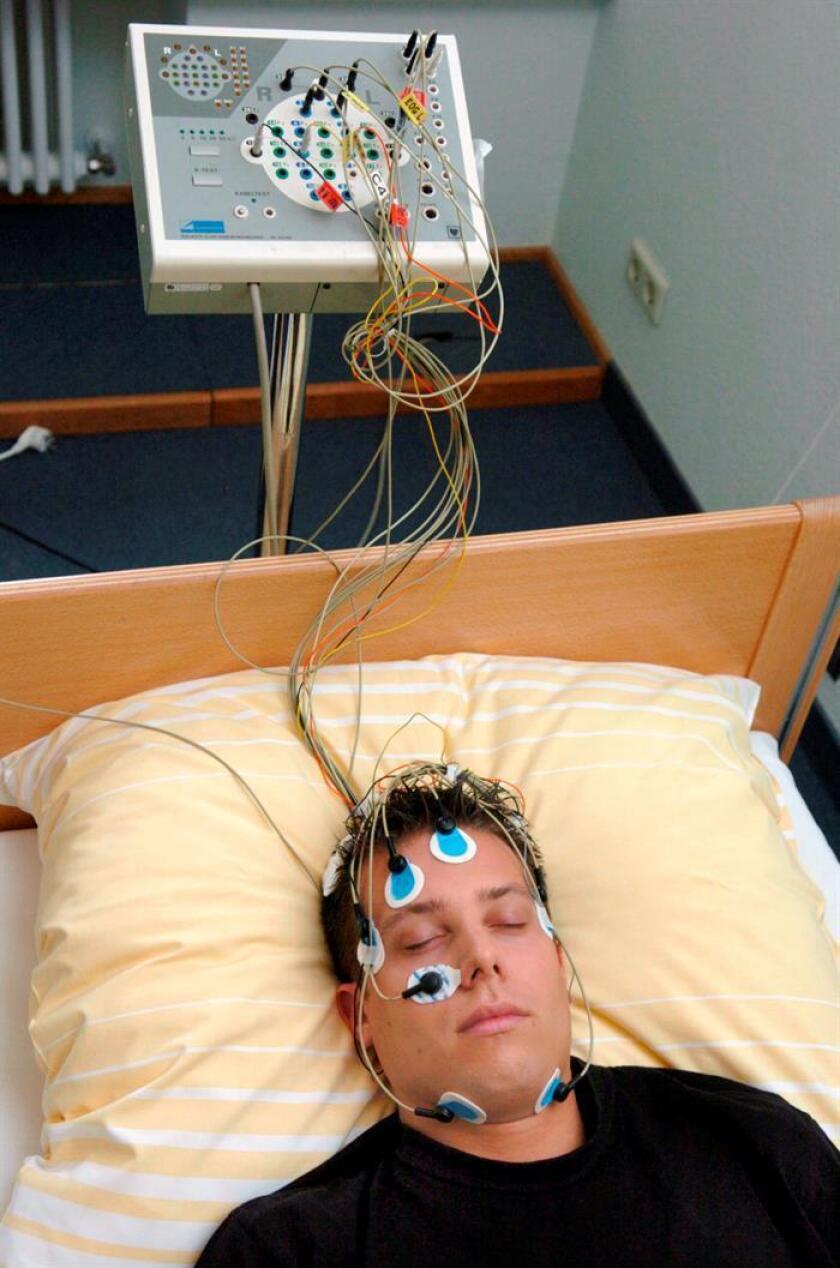 Un paciente del Laboratorio del Sueño de la Clínica Universitaria de Friburgo duerme con electrodos en la cabeza. EFE/Archivo