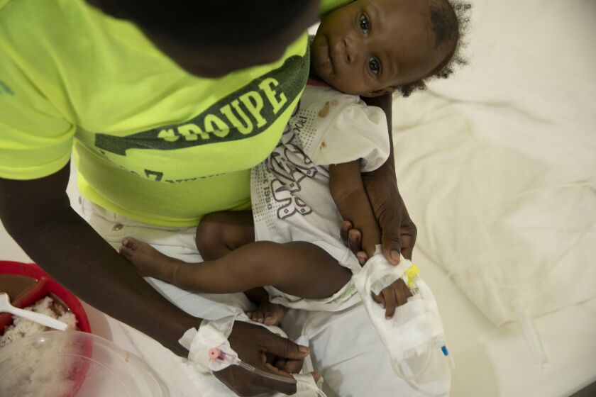 Un bebé enfermo de cólera recibe tratamiento en una clínica de Médicos sin Fronteras en Puerto Príncipe, Haití, 11 de noviembre de 2022. (AP Foto/Odelyn Joseph)