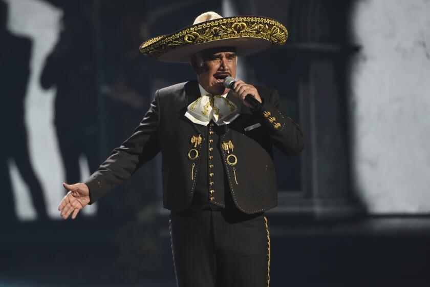 ARCHIVO - Vicente Fernández interpreta un popurrí en la 20a entrega del Latin Grammy el 14 de noviembre de 2019 en Las Vegas. El cantante mexicano falleció a los 81 años en México, anunció su familia en un comunicado. (Foto AP/Chris Pizzello, archivo)