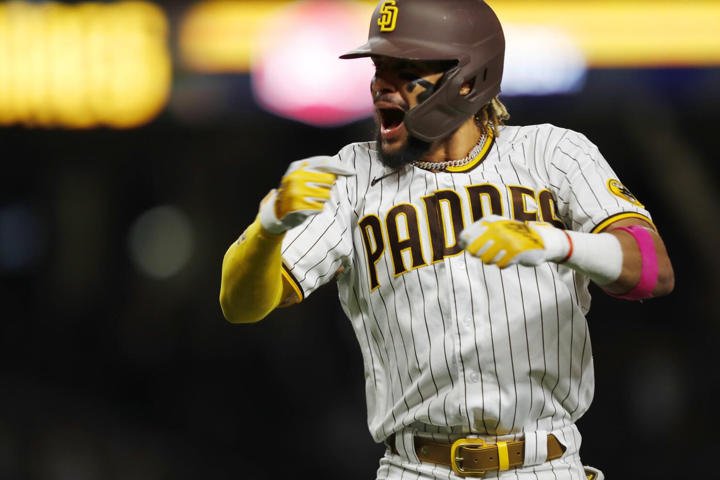 Padres' Fernando Tatis Jr. day-to-day with oblique tightness
