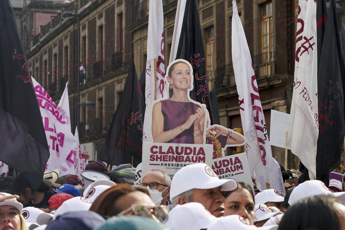 ARCHIVO - Una figura de cartón que representa a la candidata presidencial del oficialismo Claudia Sheinbaum sobresale 