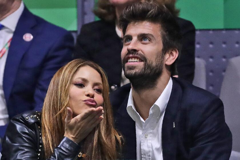 Archivo - La cantante colombiana Shakira lanza un beso junto a su esposo, el jugador del Barcelona Gerard Piqué, durante la final de la Copa Davis en Madrid, el 24 de noviembre de 2019. (AP Foto/Manu Fernández, Archivo)