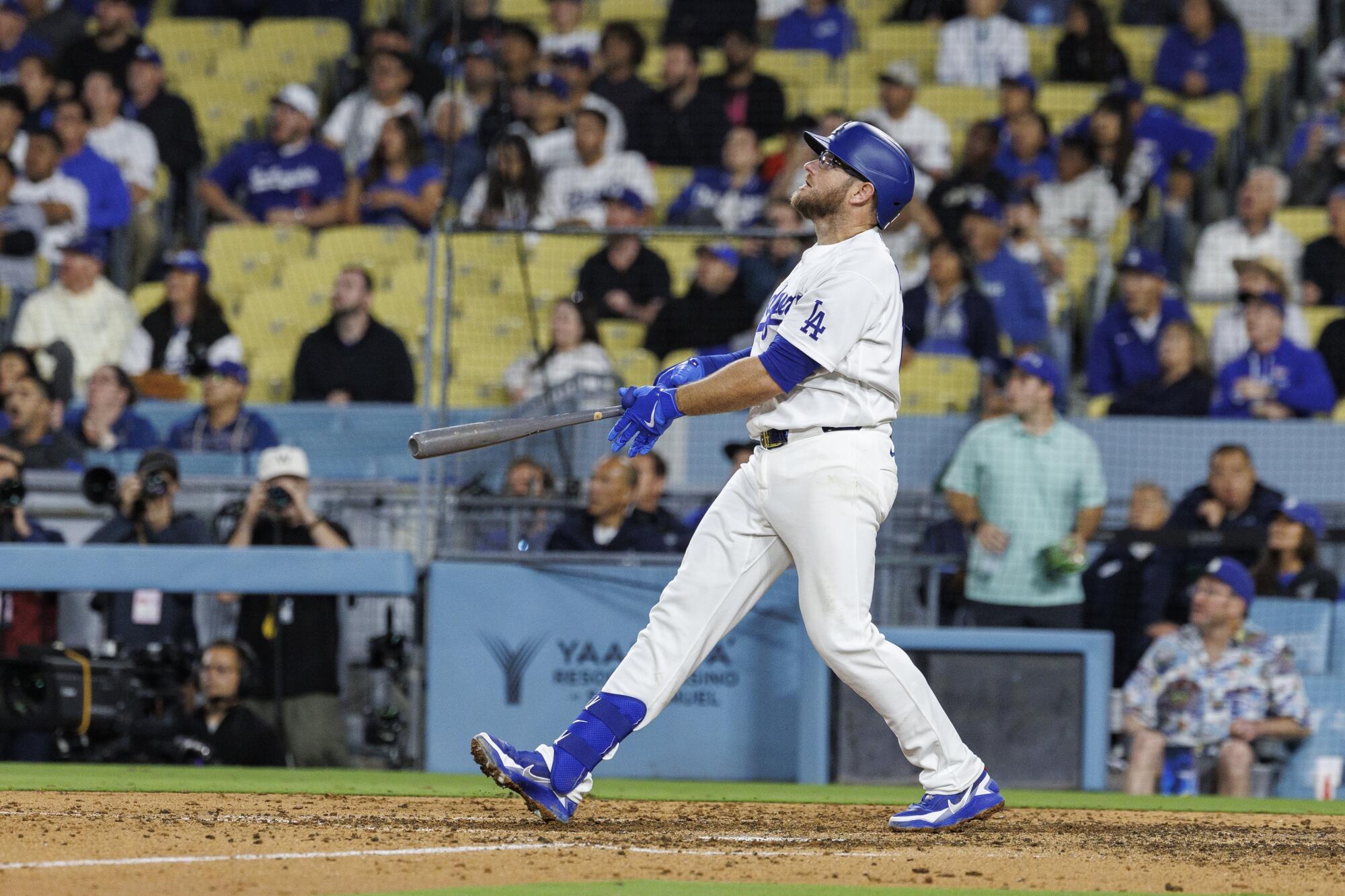 Max Muncy, Dodgers'ı Dodger Stadyumu'nda Texas Rangers karşısında 8-7'lik galibiyete taşımak için evden yürüme koşusu yaptı.