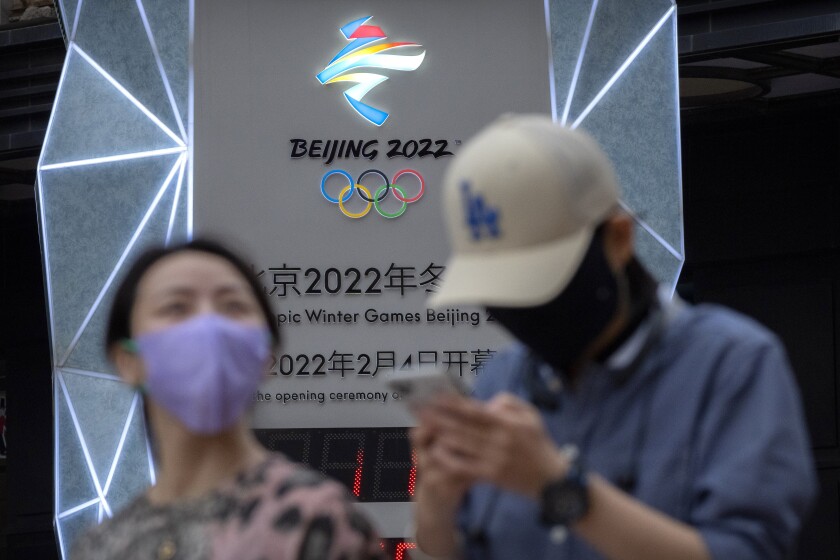 Un grupo de personas con máscaras debido a la pandemia del coronavirus en Beijing el 18 de agosto del 2021. (AP Foto/Mark Schiefelbein)