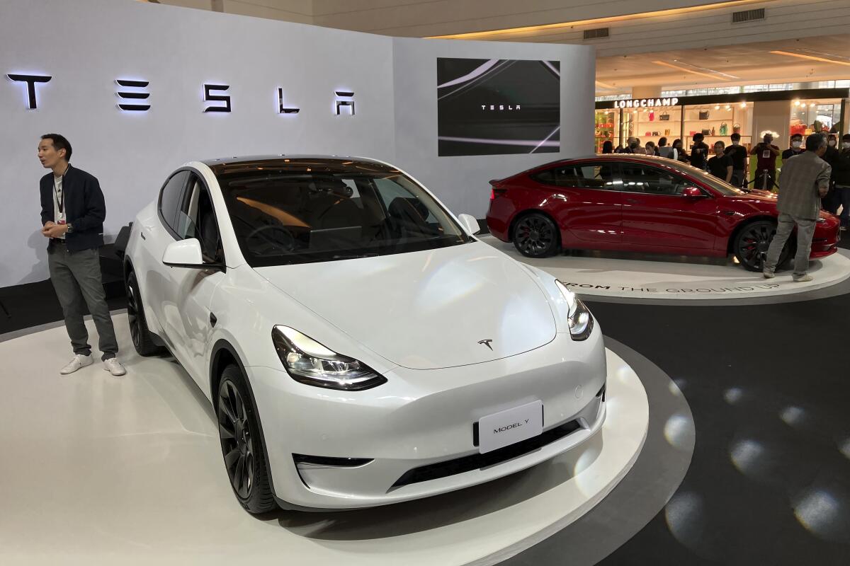 Vehículos Tesla exhibidos en un evento de lanzamiento en Bangkok, Tailandia, el 7 de diciembre de 2022.