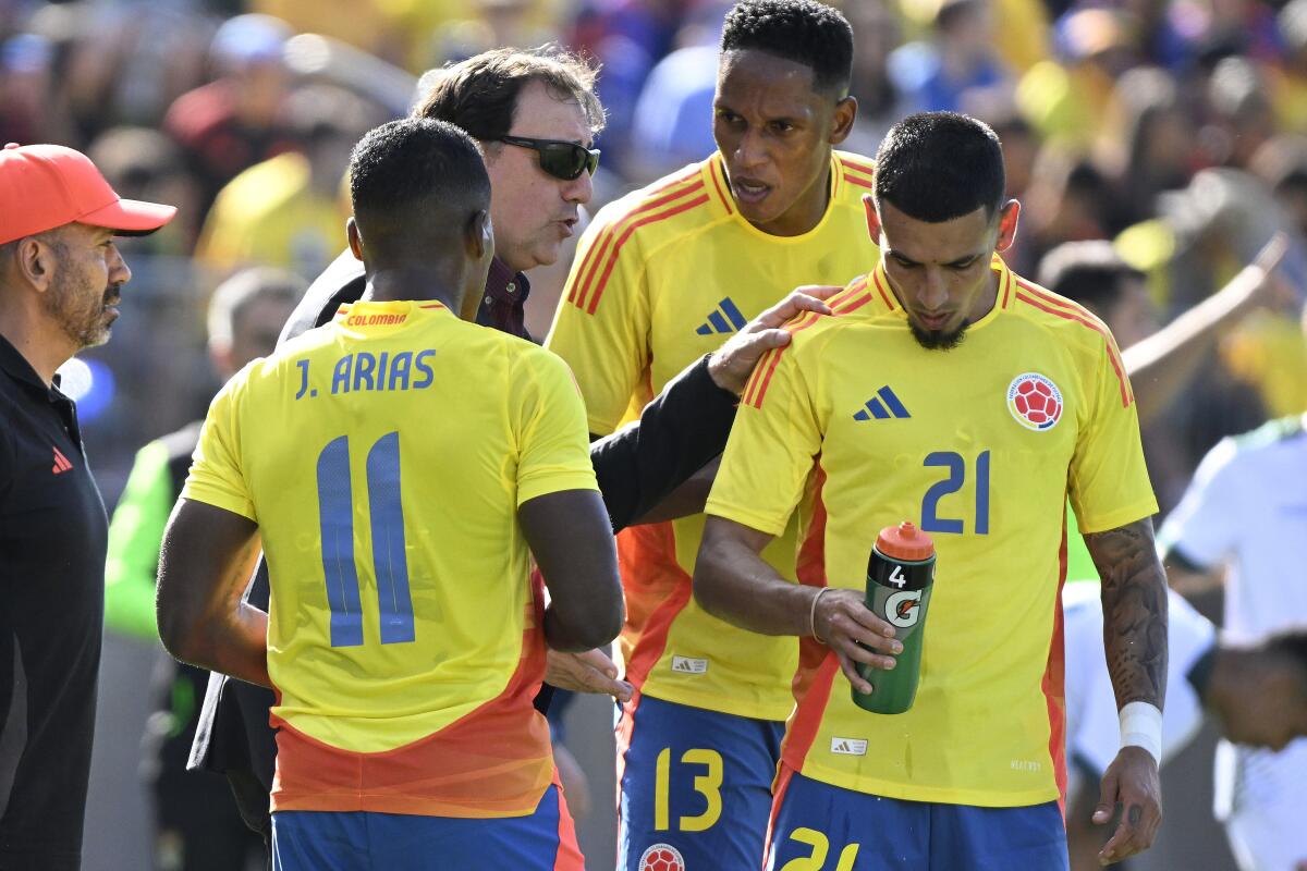 El técnico de Colombia Néstor Lorenzo charla con los jugadores Jhon Arias (11), 