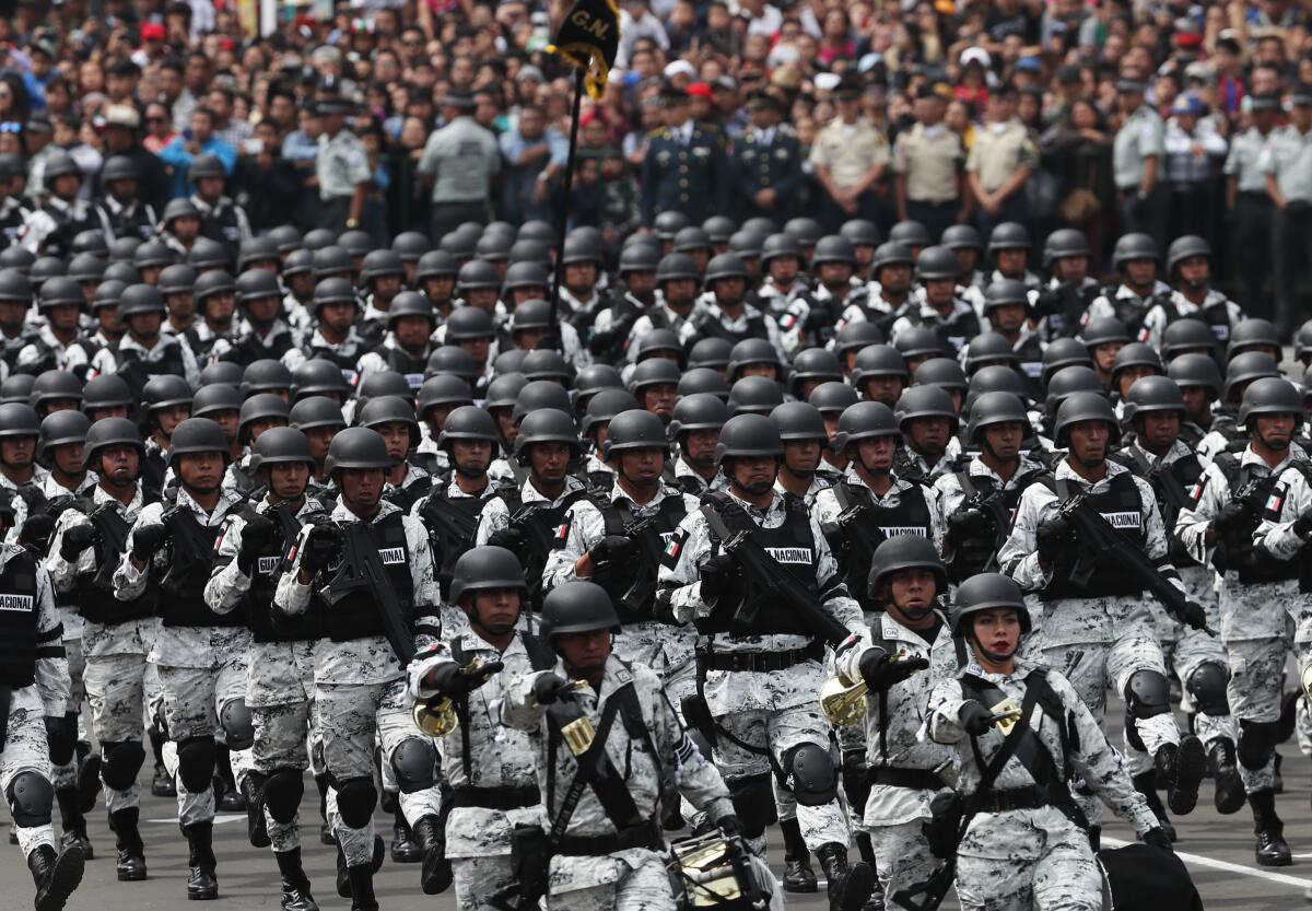 Miembros de la Guardia Nacional de México marchan en el desfile militar