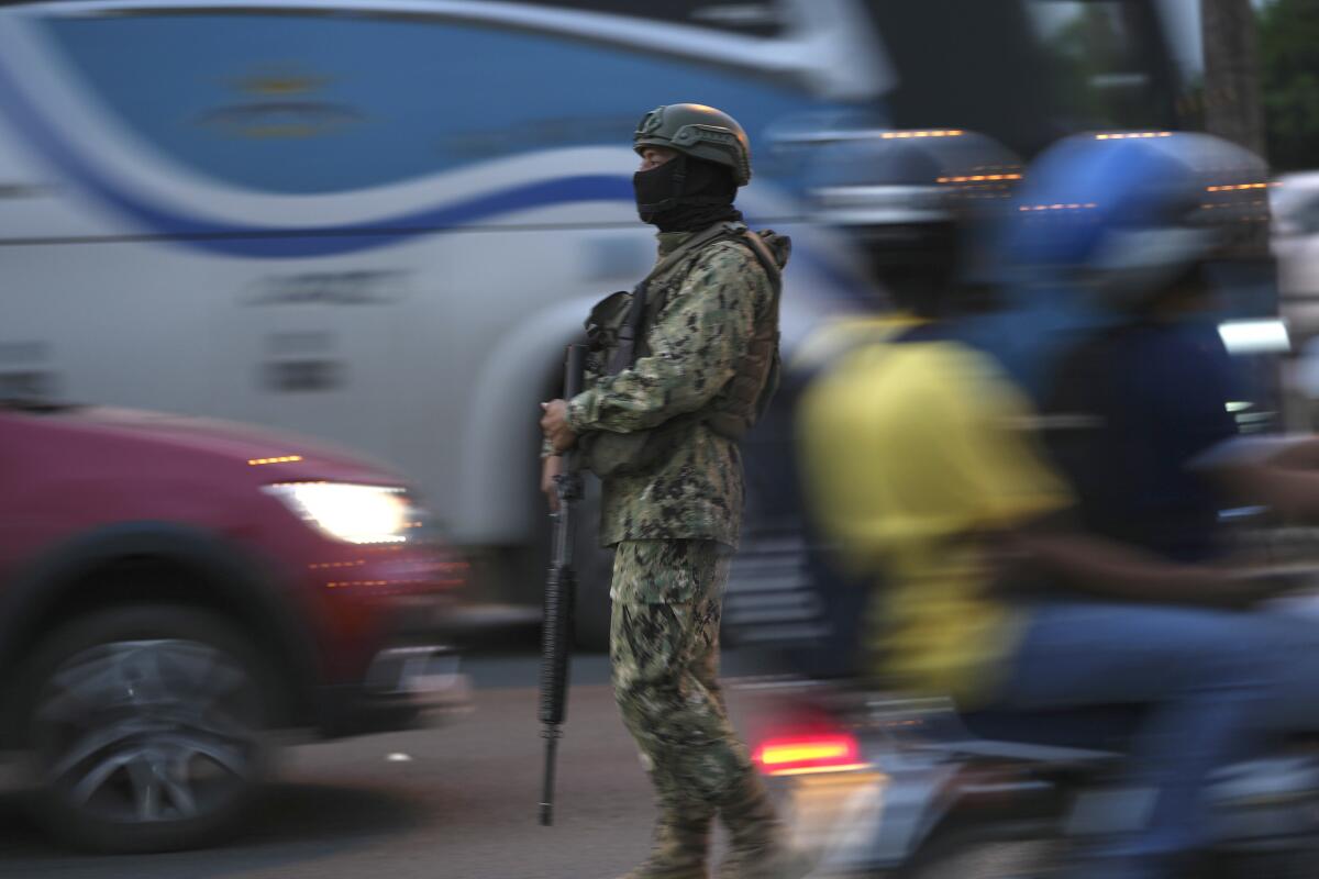 ARCHIVO - Un soldado vigila el tráfico en el Puente Unidad Nacional que conecta la localidad de Durán 