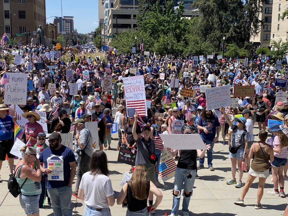 "Sem reis" Os manifestantes se reúnem em frente ao Capitólio em Boise, Idaho, no sábado.