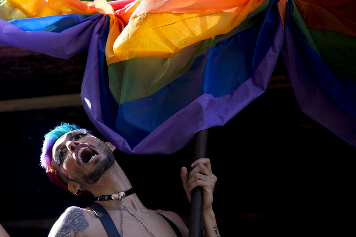 Una persona baila durante la marcha por el orgullo gay en Buenos Aires, Argentina, el sábado 6 de noviembre de 2021. (AP Foto/Natacha Pisarenko)