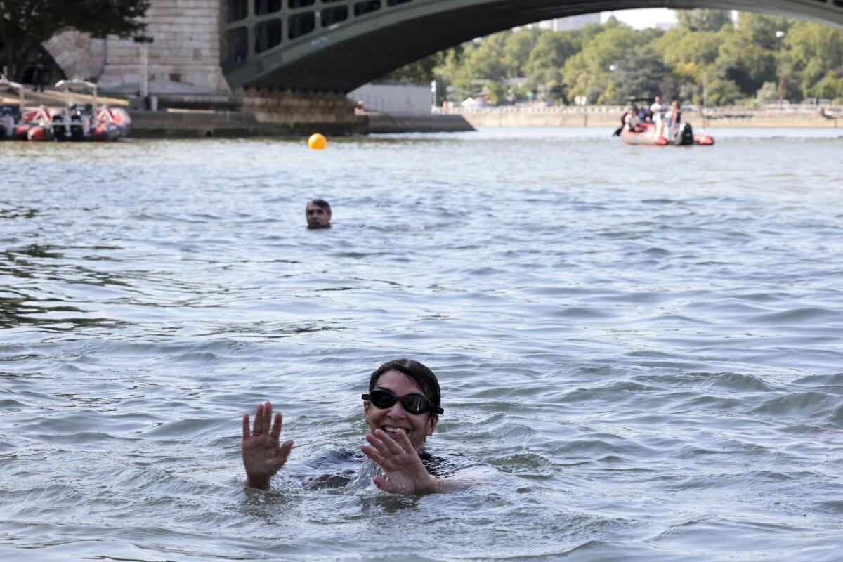 La alcaldesa de París, Anne Hidalgo, nada en el Río Sena el miércoles 17 de julio de 2024.