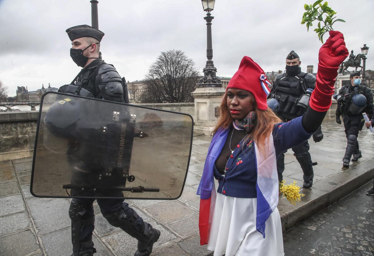 Una manifestante vestida de Marianne, el símbolo de la República Francesa desde la revolución de 1789,