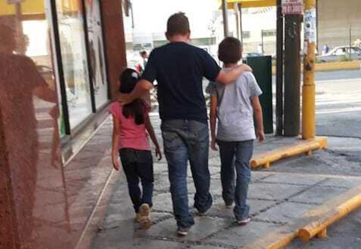 Esta fotografía, cortesía de la migrante guatemalteca Lucía, muestra a su esposo René con su hija de siete años y su hijo de 11 mientras caminan en busca de un lugar para dormir en Monterrey, México.