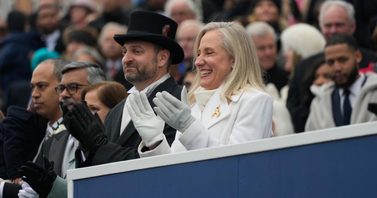 Abigail Spanberger se tornou a primeira mulher governadora da Virgínia Abigail Spanberger se tornou a primeira mulher governadora da Virgínia