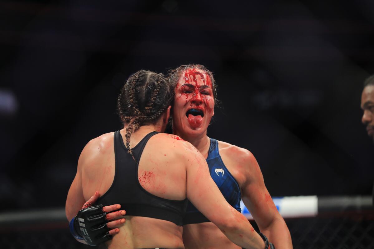 Jessica Eye (de frente) se llevó la peor parte en el choque de cabezas durante el segundo asalto.