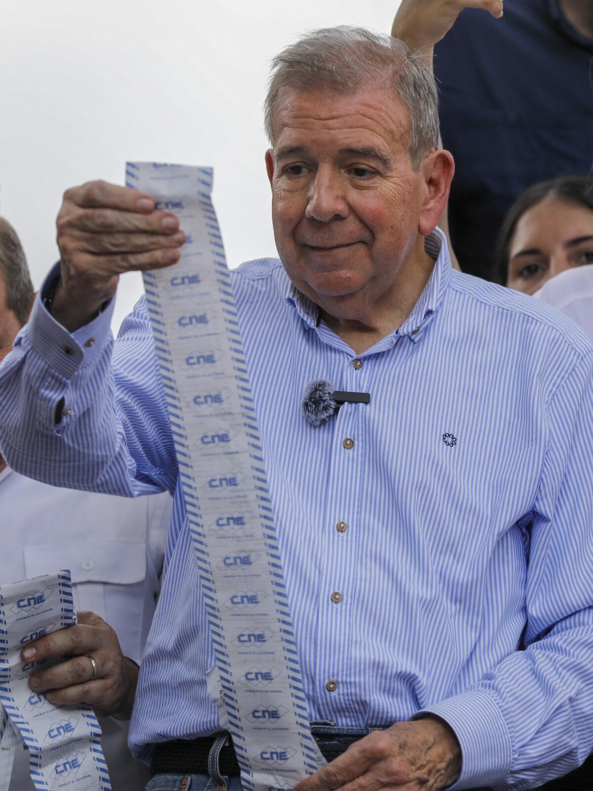 El candidato de la oposición, Edmundo González, sostiene actas de votación 