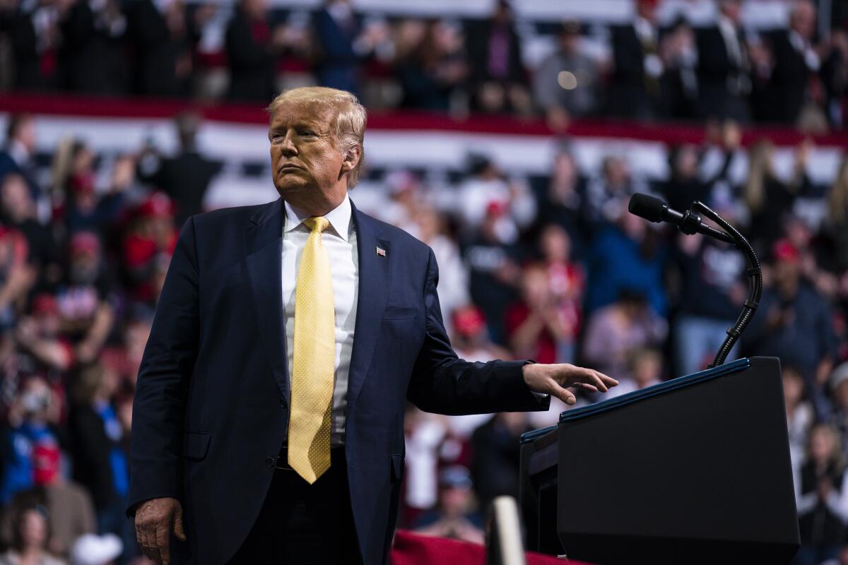 En esta imagen del 20 de febrero de 2020, el presidente Donald Trump se acerca al podio durante un acto de campaña en el Broadmoor World Arena de Colorado Springs, Colorado. (AP Foto/Evan Vucci, archivo)