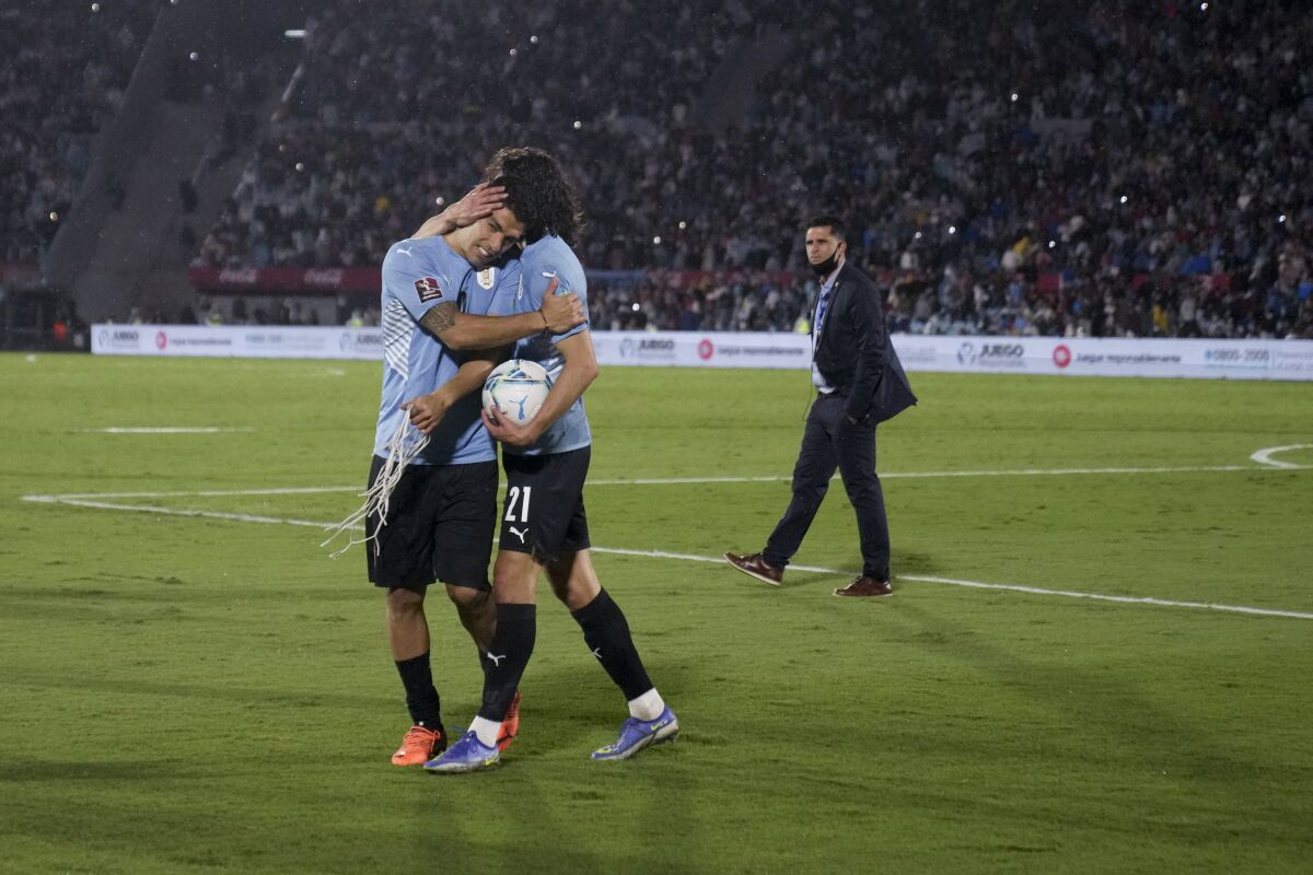 Los uruguayos Luis Suárez (izquierda) y Edinson Cavani se abrazan tras la victoria