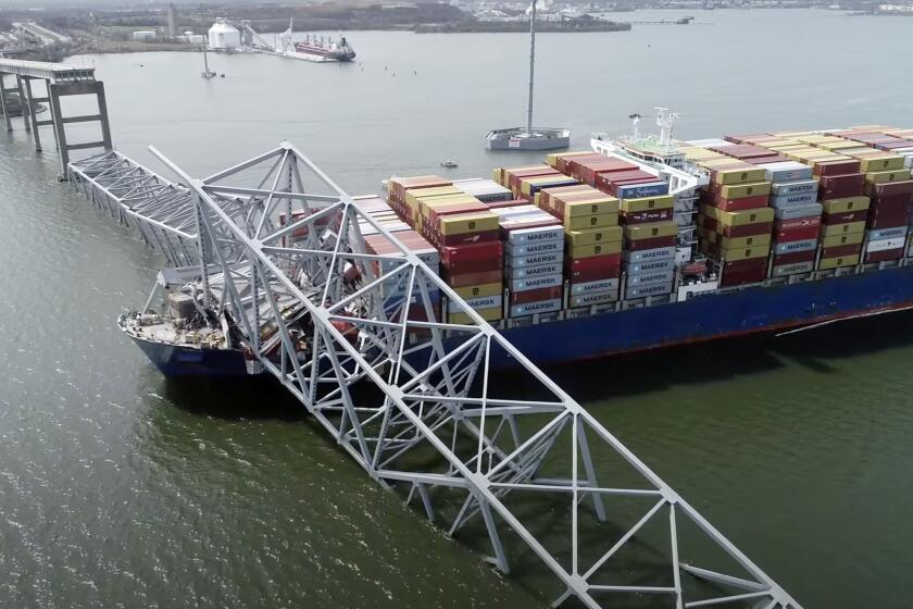 En esta imagen tomada de un video publicado por la Junta Nacional de Seguridad y Transporte de EEUU (NTSB), el carguero Dalí tras impactar la estructura del puente Francis Scott Key Bridge, el martes 26 de marzo de 2024, en Baltimore. (NTSB vía AP)