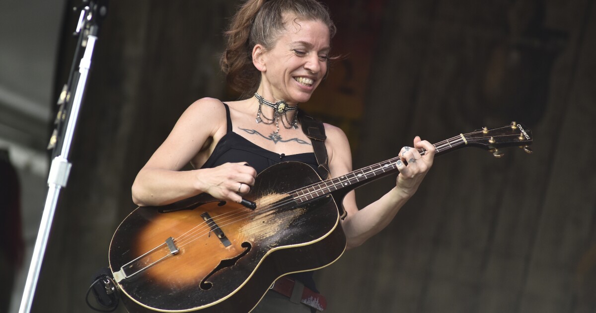 Buletin informativ despre artă și cultură: Annie DiFranco împărtășește „dragostea” Buletin informativ despre artă și cultură: Annie DiFranco împărtășește „dragostea”