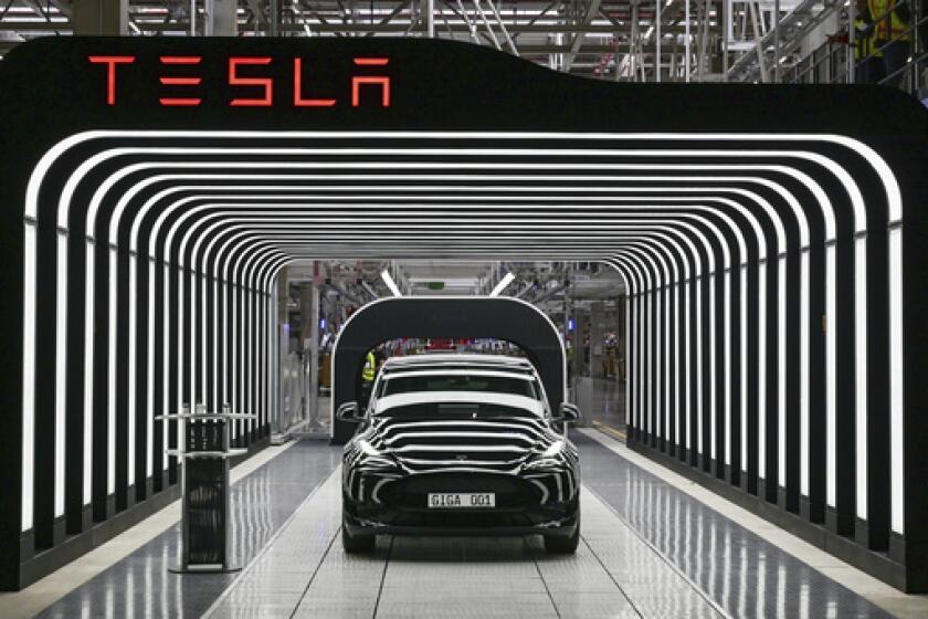 En esta imagen de archivo, un auto eléctrico Model Y, en una cinta transportadora durante la inauguración de una fábrica de Tesla en Gruenheide, Alemania, el 22 de marzo de 2022. (Patrick Pleul/Pool via AP, archivo)